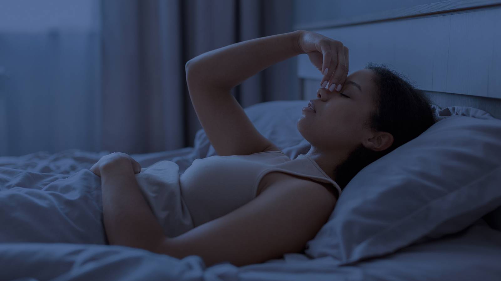 横になっても力が抜けない夜におすすめ！【ベッドの上でできる】股関節まわりをゆるめるエクササイズ