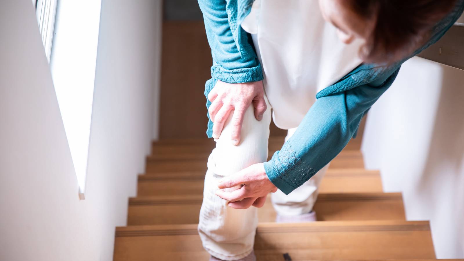  【階段がつらい・出かけるのが億劫】40代以降は脚腰の衰えが加速！そろそろ始めたいストレッチ習慣 