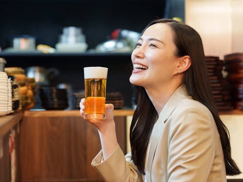お酒を飲む女性