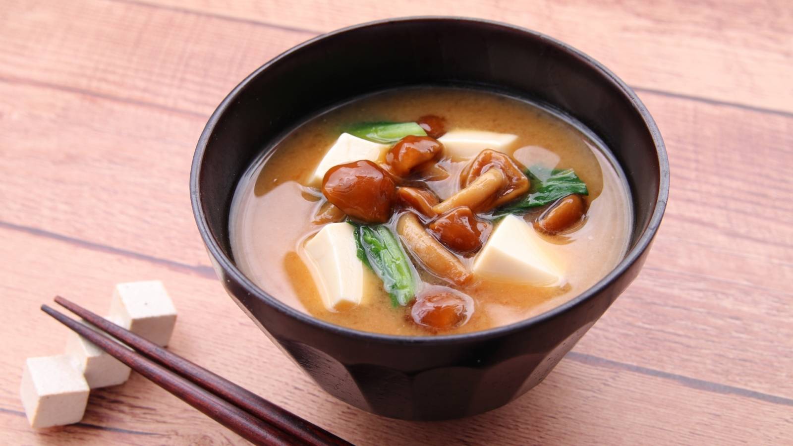 夜の「味噌汁」に入れるだけ。更年期に不足しがちなカルシウムを補える食材3選｜管理栄養士が解説