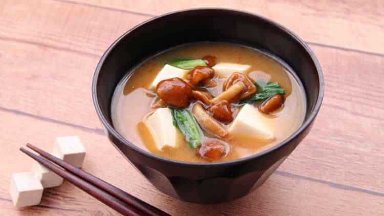 夜の「味噌汁」に入れるだけ。更年期に不足しがちなカルシウムを補える食材3選|管理栄養士が解説