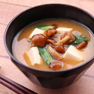 夜の「味噌汁」に入れるだけ。更年期に不足しがちなカルシウムを補える食材3選｜管理栄養士が解説