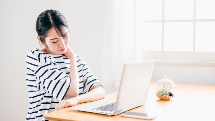 あなたの首、もっこり肩に埋もれていない？【たった2分】もりもり上がる肩をストンと下げる裏技ストレッチ