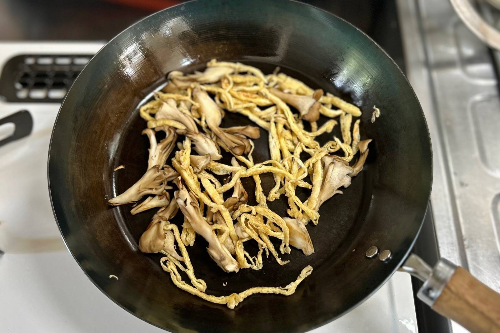 舞茸と油揚げを焼く