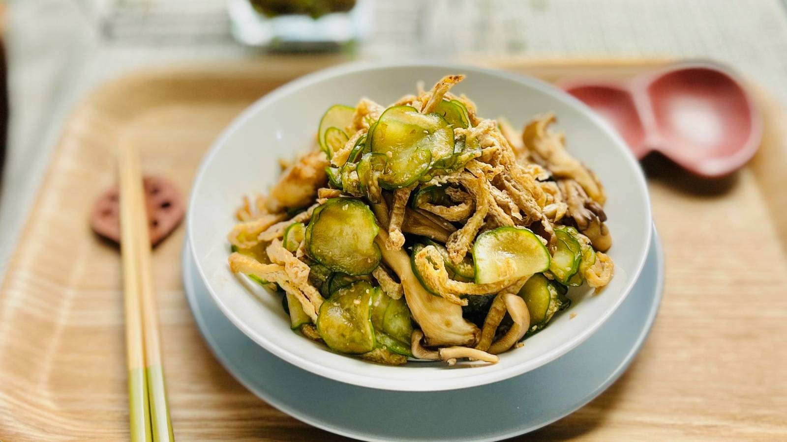 〈簡単副菜レシピ〉夏野菜に秋の味覚をプラス。残暑にさっぱり香ばしい「きゅうりと焼き舞茸のレモンごま和え」