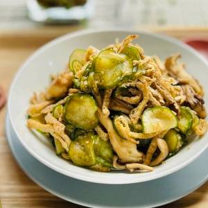 〈簡単副菜レシピ〉夏野菜に秋の味覚をプラス。残暑にさっぱり香ばしい「きゅうりと焼き舞茸のレモンごま和え」