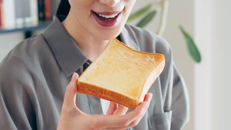 たんぱく質不足を防ぐ!朝10分で作れる「ツナとほうれん草の巣ごもり卵トースト」|管理栄養士が解説