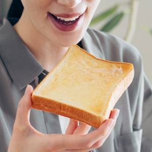 たんぱく質不足を防ぐ!朝10分で作れる「ツナとほうれん草の巣ごもり卵トースト」|管理栄養士が解説