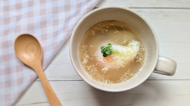 寒暖差で「朝からだるい…」日に！電子レンジ2分で作れる「卵と生姜の温スープ」｜管理栄養士のレシピ