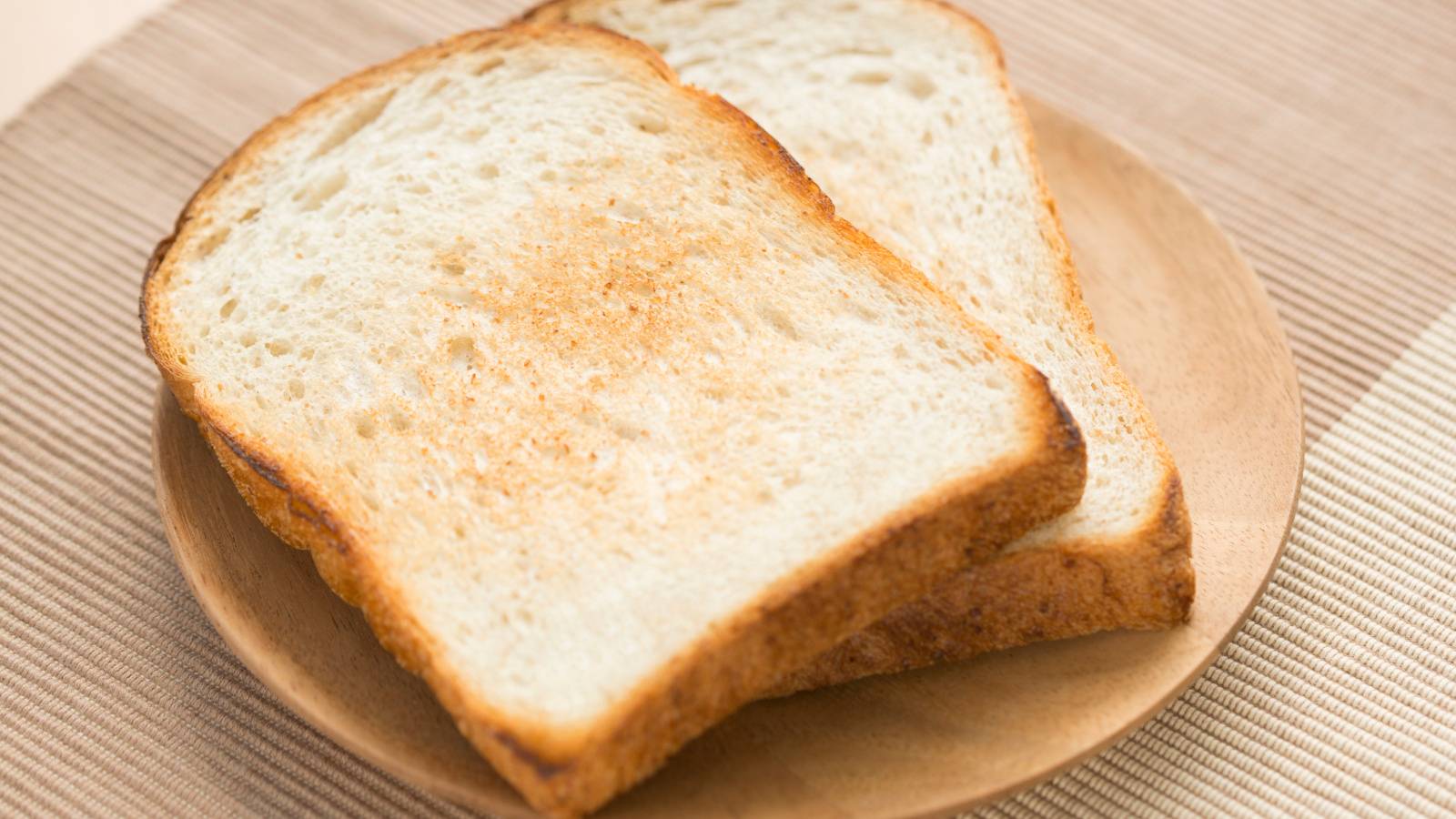 朝の「トースト」に足すだけ。つらい目の疲れ・かすみをケアする食べ物4選｜管理栄養士が解説