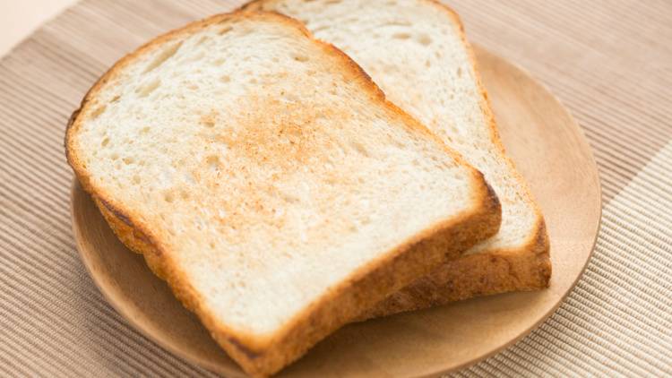 朝の「トースト」に足すだけ。つらい目の疲れ・かすみをケアする食べ物4選|管理栄養士が解説