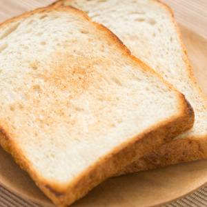 朝の「トースト」に足すだけ。つらい目の疲れ・かすみをケアする食べ物4選|管理栄養士が解説