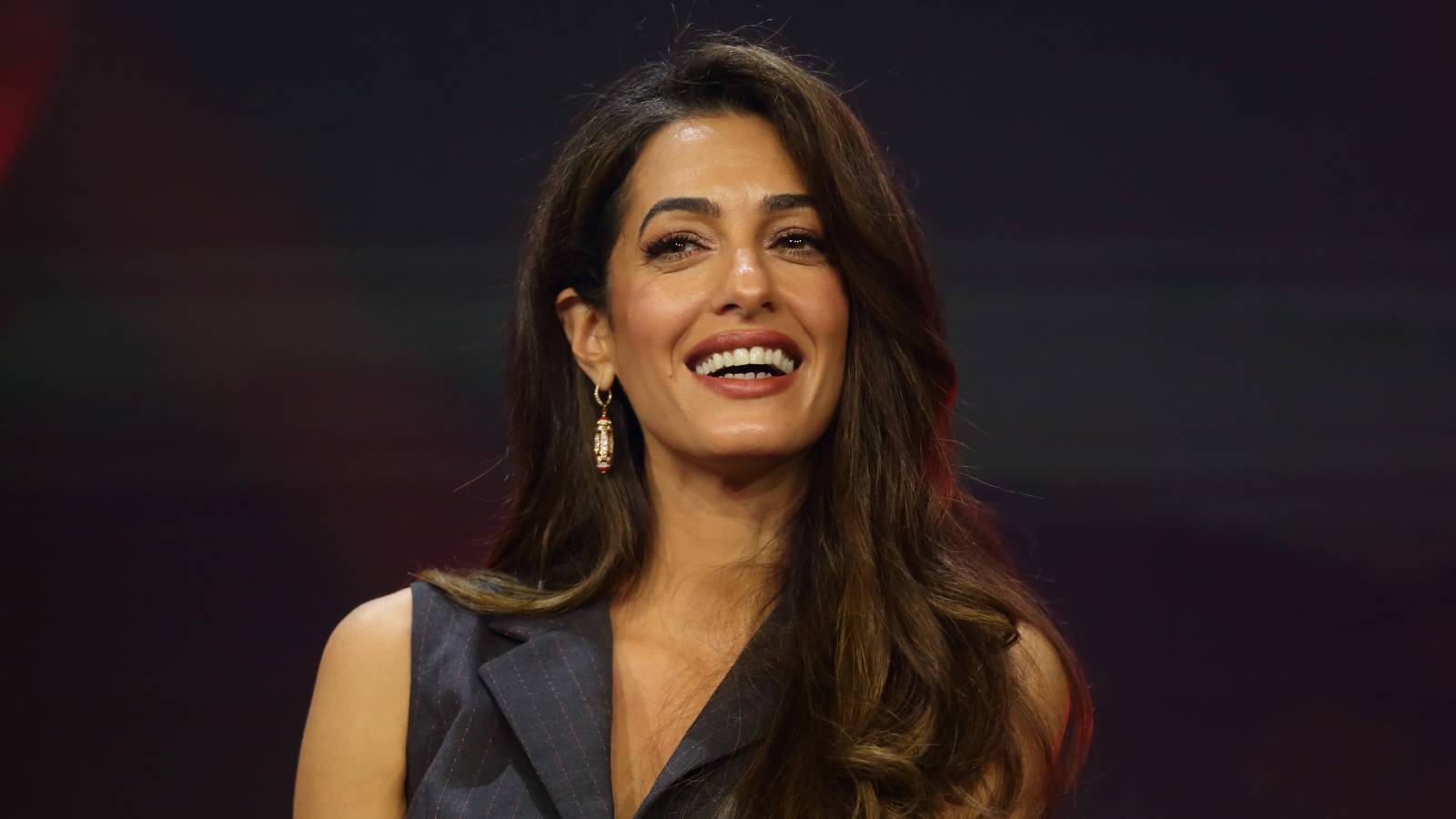  ジョージ・クルーニーの妻（48歳）アマル・クルーニーの美を保つ習慣｜朝食に「海藻スープ」を選ぶ理由とは 