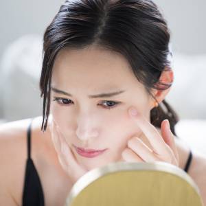 下まぶたの裏が白い人は「鉄分不足」に注意？医師が診察で確認する〈貧血のサイン〉とは