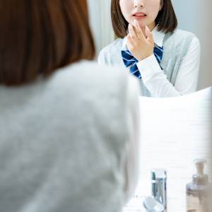 口角炎が治らない・舌がヒリヒリする…「鉄分不足」が関係していることも?|医師が解説
