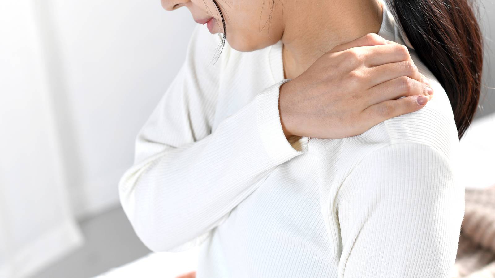 ひじから先しか動かしていないことが「肩こりや背中の痛み」の原因に｜翌朝の肩を軽くする寝る前のリセット法