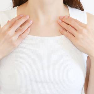 40代50代の悩み「上半身が分厚く見える…」じっくりほぐすだけ!上半身を薄くする「鎖骨ほぐし」