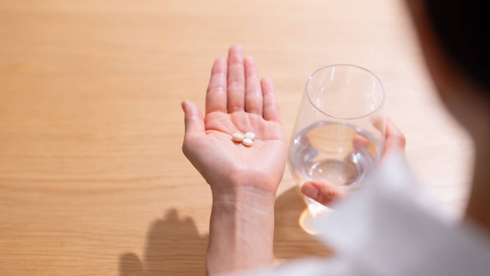 頭痛薬・鎮痛薬を頻繁に飲む人は要注意？市販薬が「腎臓」に負担をかけることがある理由｜医師が解説
