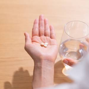 頭痛薬・鎮痛薬を頻繁に飲む人は要注意？市販薬が「腎臓」に負担をかけることがある理由｜医師が解説