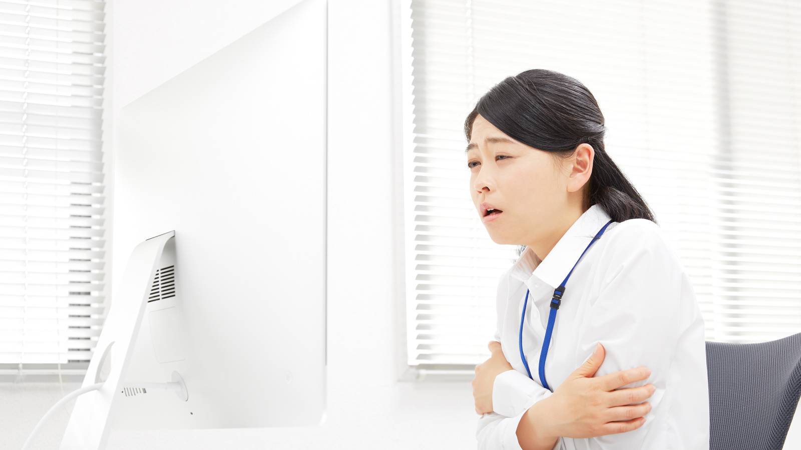夏の疲れが残る秋の体に【1分でできる】縮こまった背中＆体側を広げるストレッチ