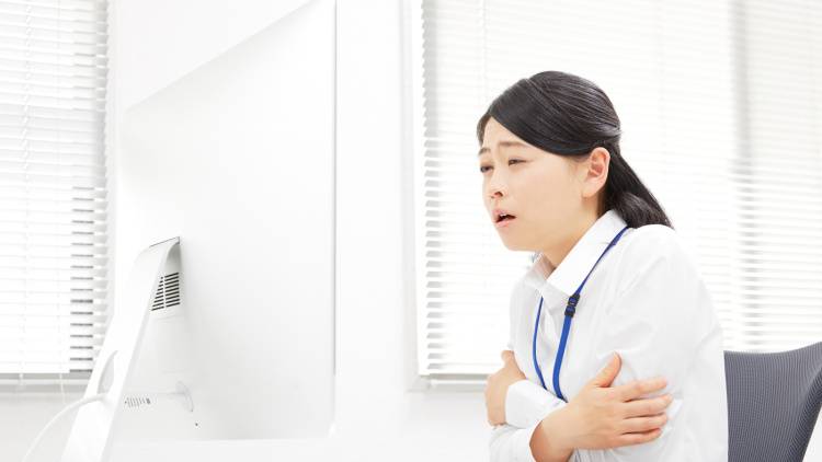 夏の疲れが残る秋の体に【1分でできる】縮こまった背中＆体側を広げるストレッチ