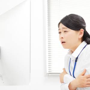 夏の疲れが残る秋の体に【1分でできる】縮こまった背中&体側を広げるストレッチ