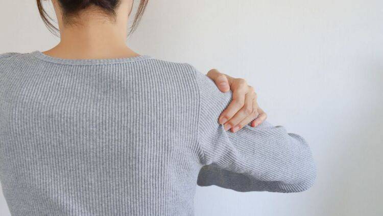「あれ、急に腕が上がらなくなった！これって四十肩？五十肩？」経験者が痛みの段階別にやってみたストレッチ