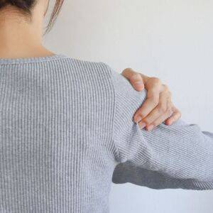 「あれ、急に腕が上がらなくなった！これって四十肩？五十肩？」経験者が痛みの段階別にやってみたストレッチ