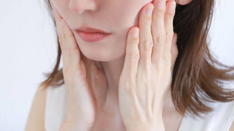 30秒で引きあがる！顔スッキリ耳まわし【40代50代顔のたるみに即効性あり】