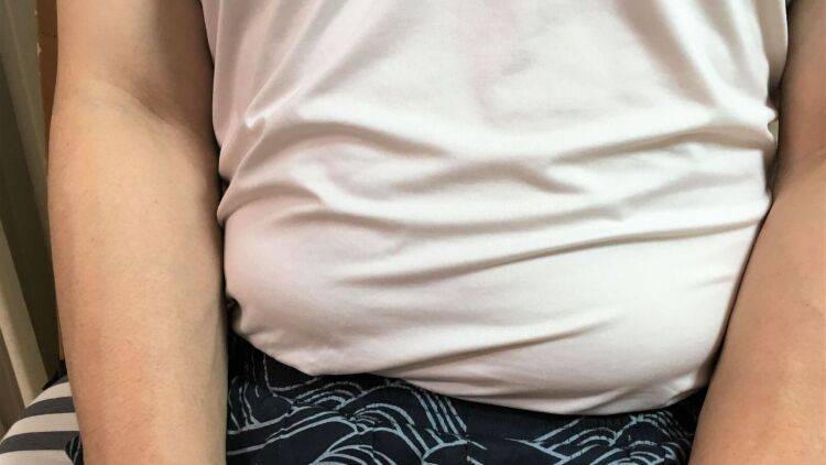 服の上からでもわかるぽっこりお腹が悩み……そんな人が使えていない筋肉はこれ!寝ながらお腹を引き締める万能エクサ