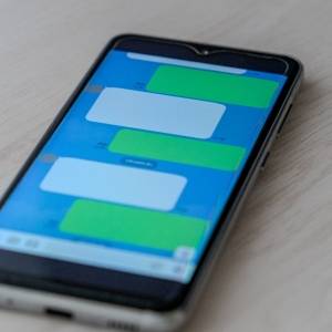「嫌いじゃないのに返信したくない」LINEを返すだけで疲れるとき、心で何が起きている？心理師が解説