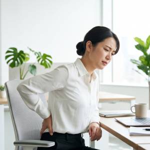 【脚を伸ばして座るだけ】姿勢を意識して疲れる人必見！姿勢を支える力をアップするエクササイズ