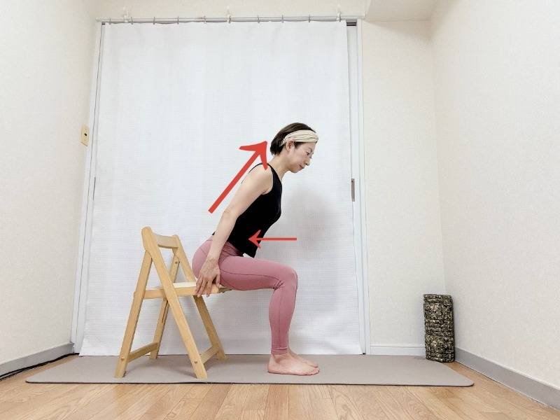 椅子に座り、お腹を軽く引き込んで背筋を伸ばしたまま上体を斜め前に傾けた体勢