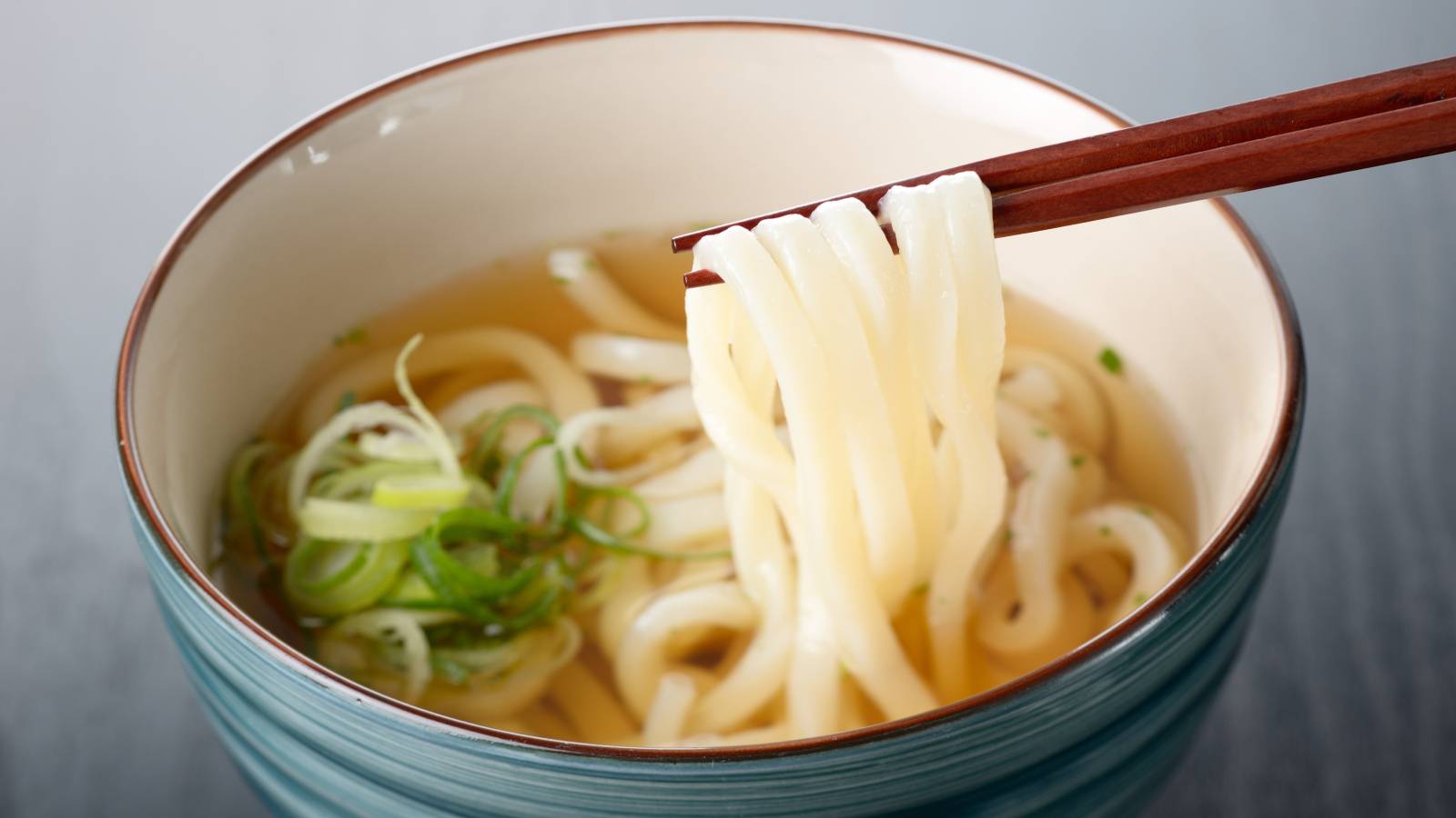 昼の冷凍うどんに和えるだけ！午後の「脳バテ」を防ぐ食材2選｜管理栄養士が解説