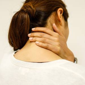 スマホ首を「背中から」軽く!ストレートネック・肩こりを根本改善するうつぶせエクサ「Yレイズ」