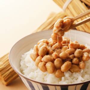 夜の「納豆」に混ぜるだけ!むくみ対策におすすめのカリウム豊富な2つの食材|管理栄養士が解説