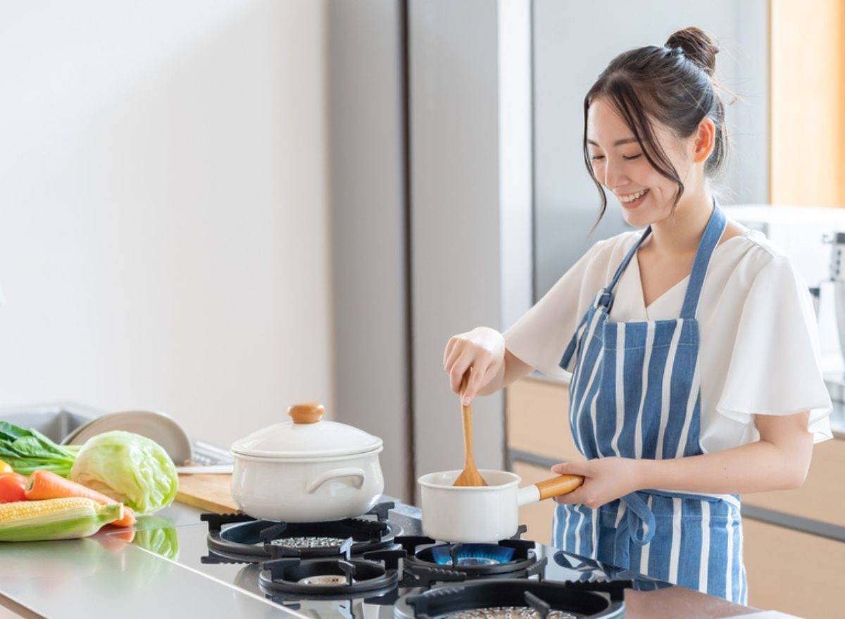 料理する女性