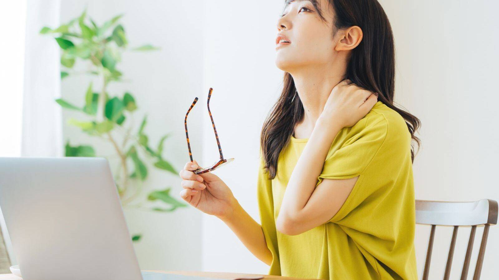 「肩と腕が重くて作業がすすまない…」上半身がスッと軽くなる！両腕をねじるだけの「脱力ストレッチ」