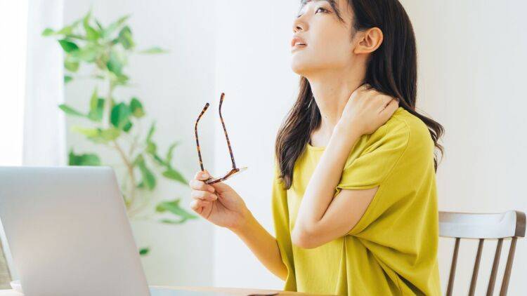 「肩と腕が重くて作業がすすまない…」上半身がスッと軽くなる！両腕をねじるだけの「脱力ストレッチ」