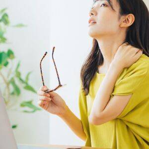 「肩と腕が重くて作業がすすまない…」上半身がスッと軽くなる!両腕をねじるだけの「脱力ストレッチ」