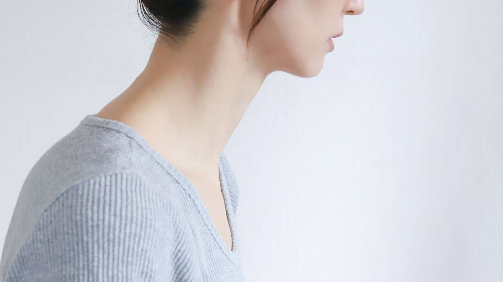  鏡を見たら…顔だけ前に出てる！”胸椎”から動かす【ストレートネック改善ストレッチ】 