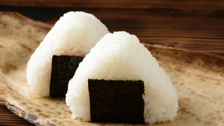 朝の「おにぎり」に混ぜるだけ。寒暖差で疲れた体におすすめの食材3選|管理栄養士が解説