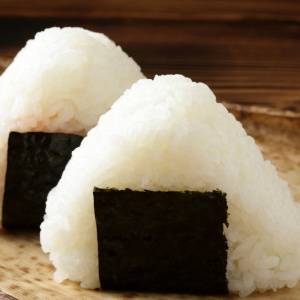 朝の「おにぎり」に混ぜるだけ。寒暖差で疲れた体におすすめの食材3選|管理栄養士が解説