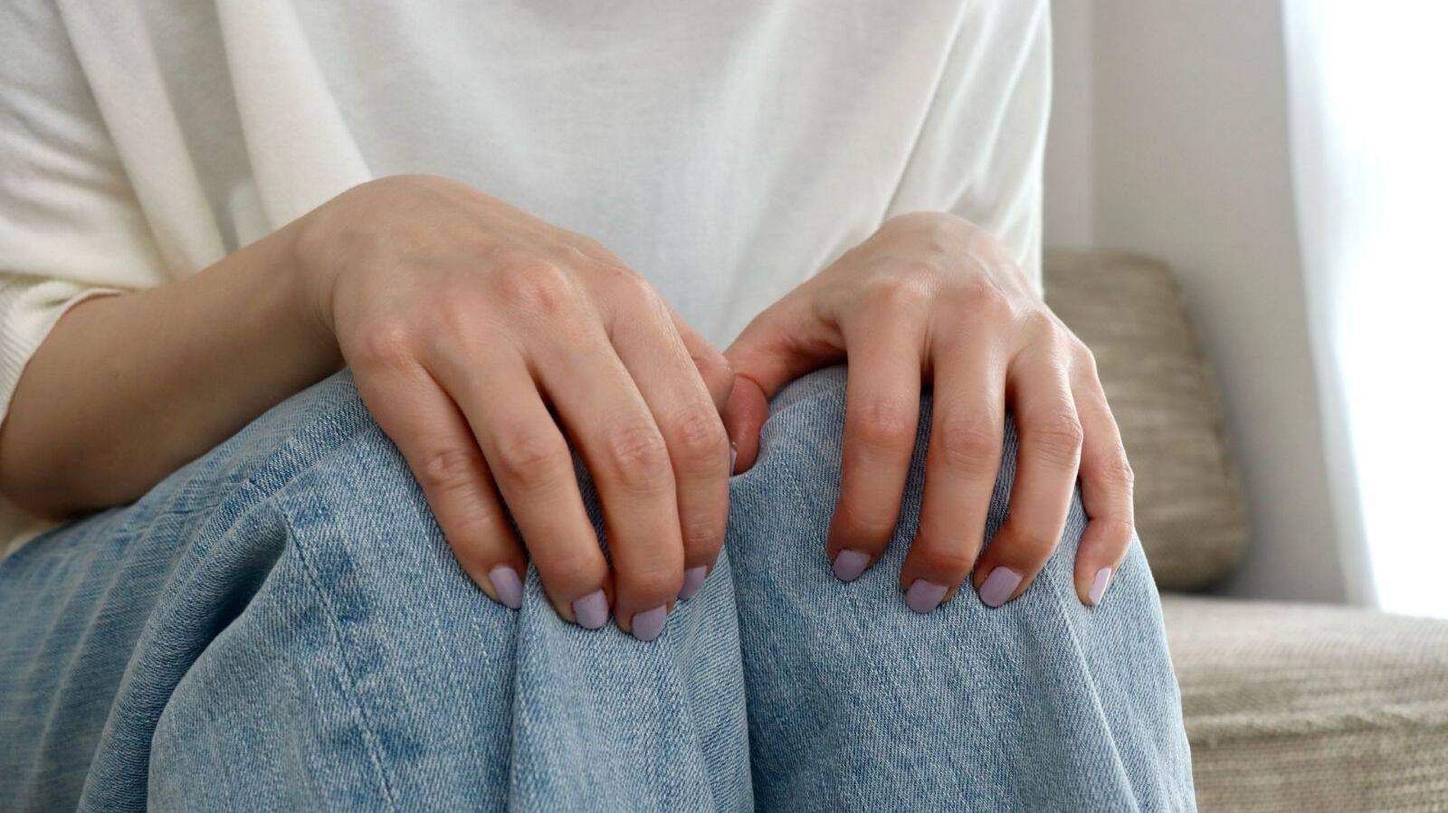  運動もしていないのに、いつも夕方になると脚が重だるい人へ。脚をスッキリさせる「カエル脚」ストレッチ 