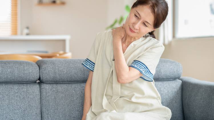 肩&背中がガチガチになるのは胸まわりの硬さが原因?寝たまま胸を開く肩こり解消ストレッチ