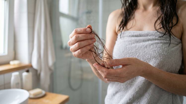 更年期以降の頭皮ケア、間違えてない？皮膚科専門医が教える「閉経後の薄毛、抜け毛ケア」