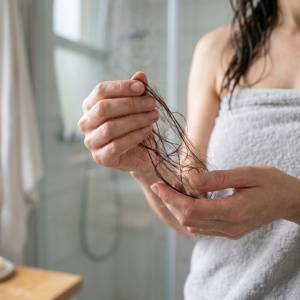 更年期以降の頭皮ケア、間違えてない?皮膚科専門医が教える「閉経後の薄毛、抜け毛ケア」