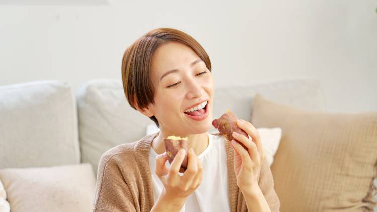「食欲の秋」つい食べすぎてしまう人に【寝たままOK】お腹&内ももを鍛えるエクササイズ