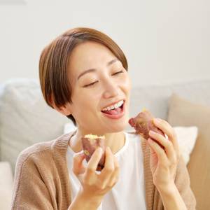 「食欲の秋」つい食べすぎてしまう人に【寝たままOK】お腹&内ももを鍛えるエクササイズ