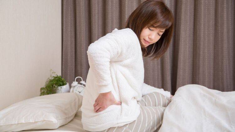 朝、腰痛で目が覚めた…反り腰からくる腰痛はほぐす→伸ばすで奥から緩まる【股関節ヨガ講師直伝】大腰筋ほぐし